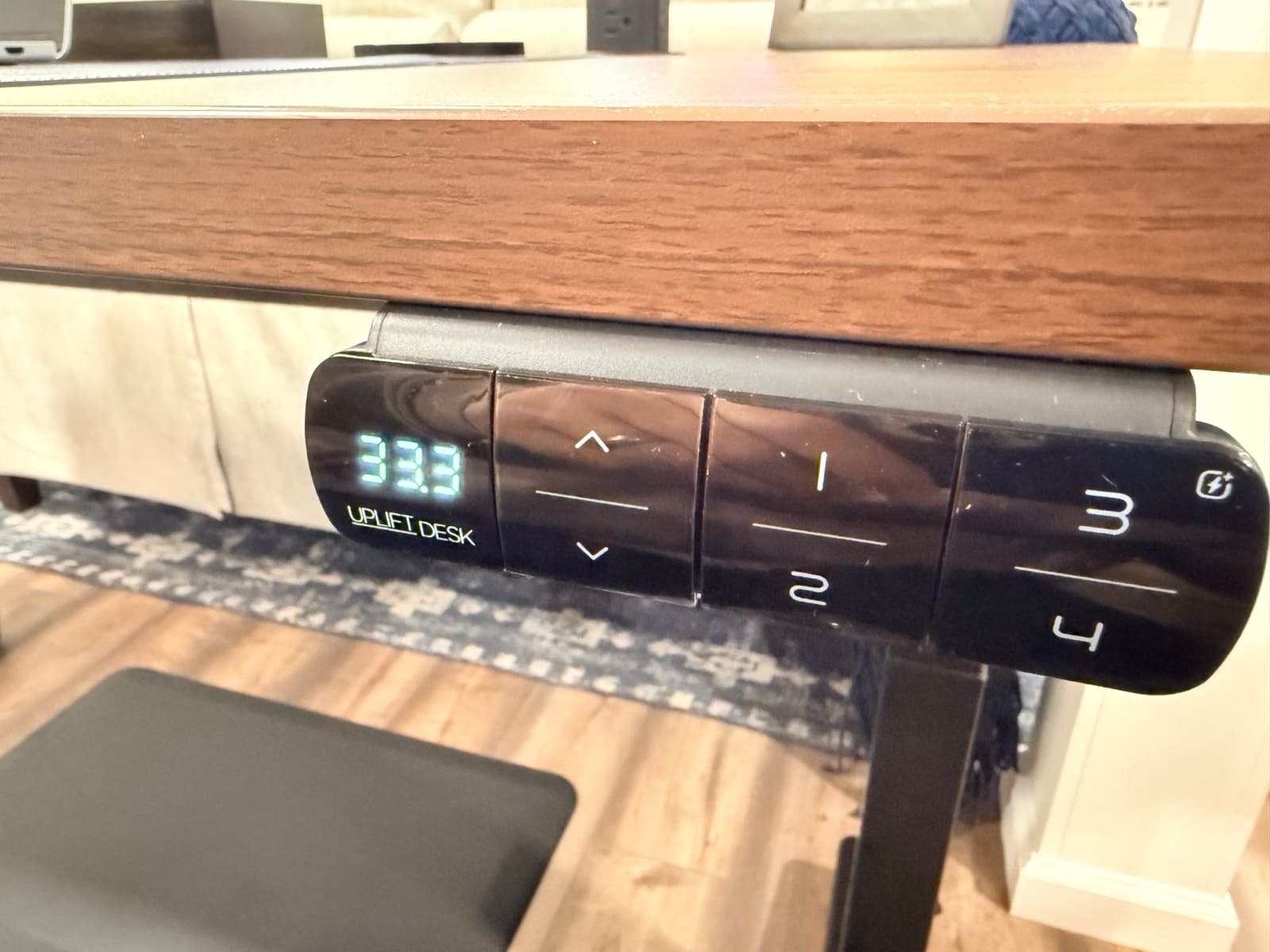 V3 keypad showing 33.3 inches at sitting height